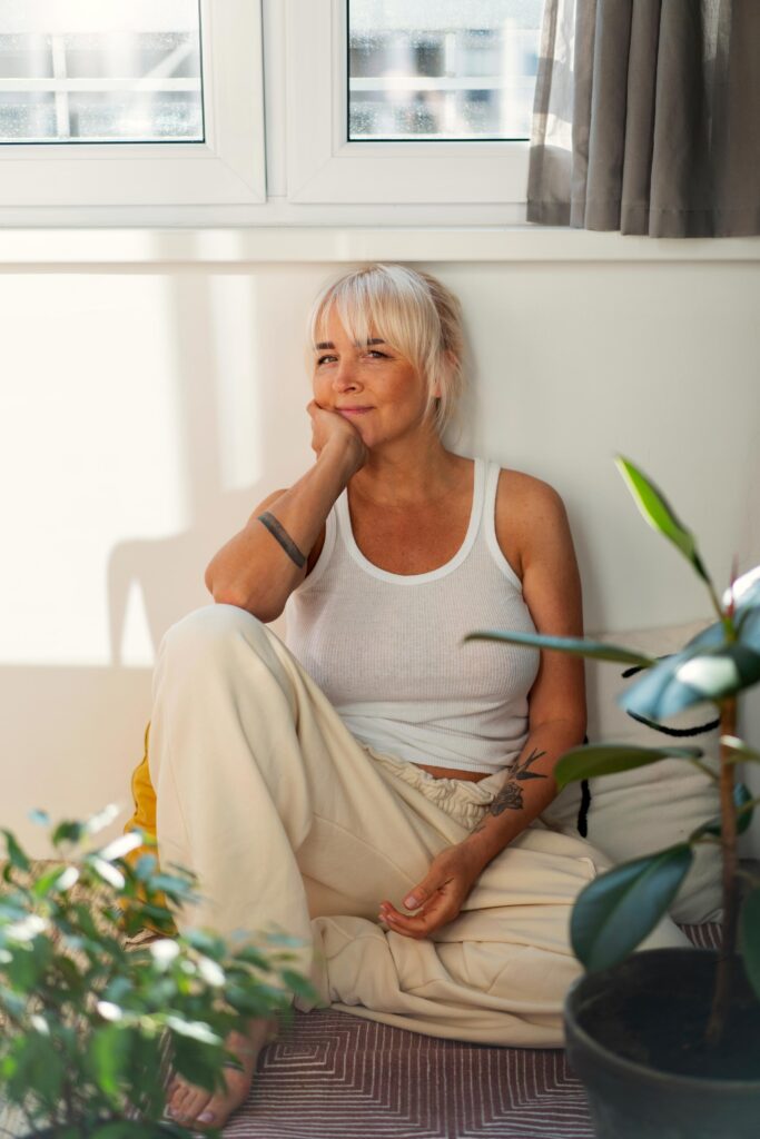 AA Clinic, mujer feliz con su tratamiento